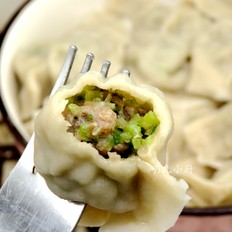 羊肉芹菜饺子的做法-家常味煮菜谱