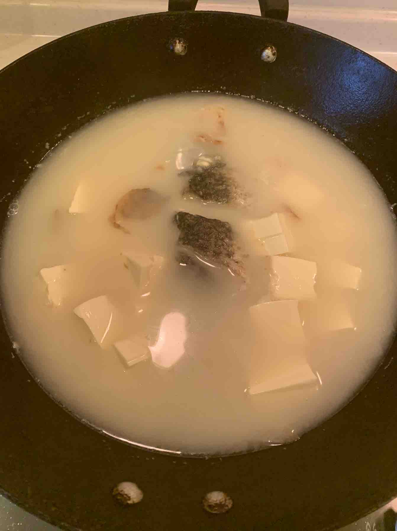奶白鲫鱼豆腐汤的做法-咸鲜味煮菜谱