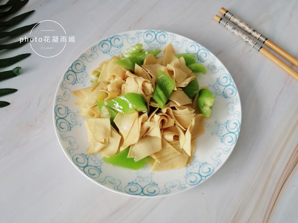 尖椒炒豆腐皮的做法-家常味炒菜谱