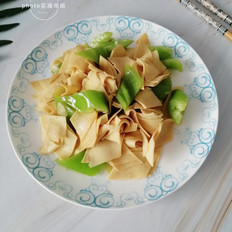 尖椒炒豆腐皮的做法-家常味炒菜谱