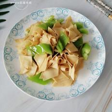 尖椒炒豆腐皮的做法-家常味炒菜谱