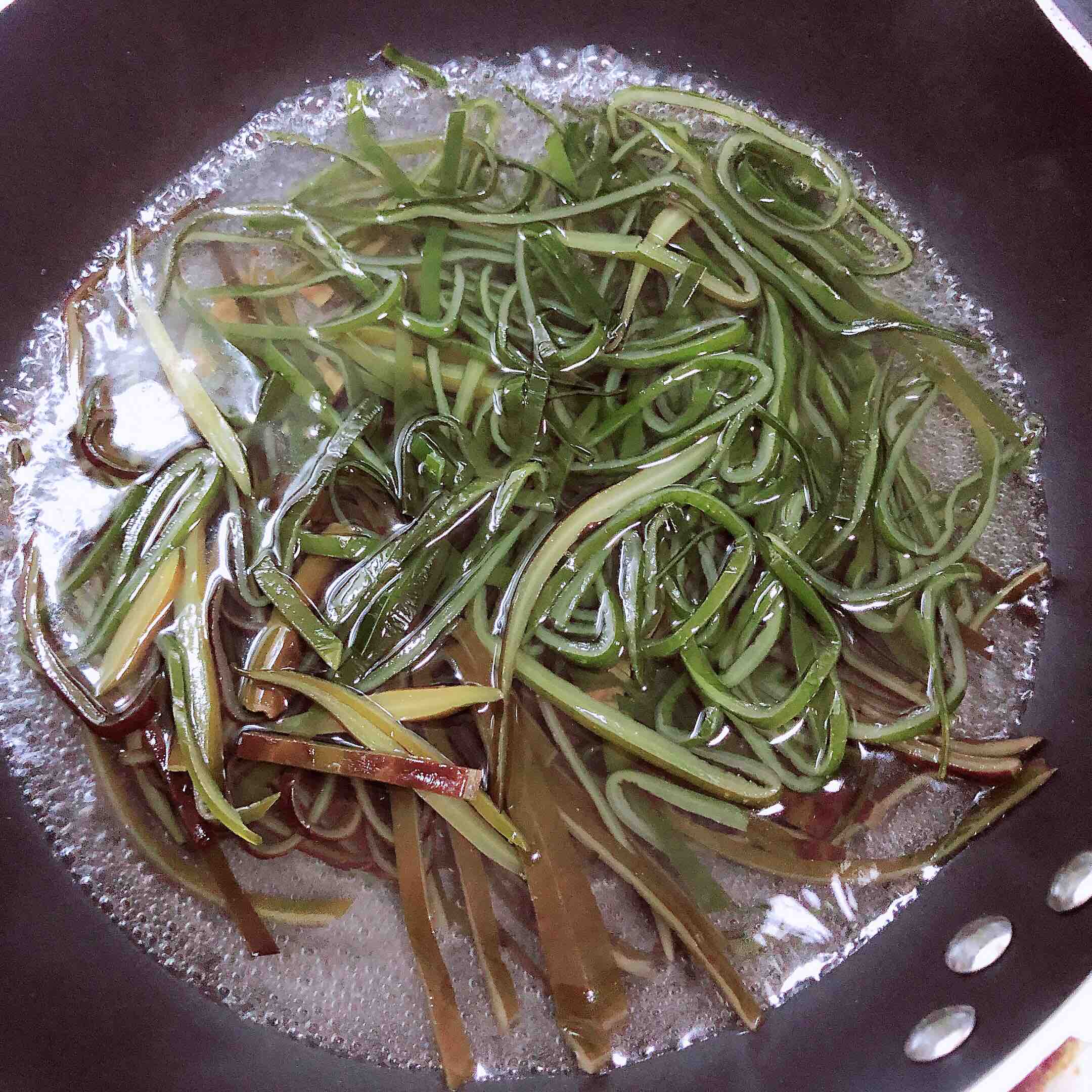 猪油香辣海带丝的做法-咸鲜味炒菜谱-易网健康养生网 猪油香辣海带丝的做法-咸鲜味炒菜谱