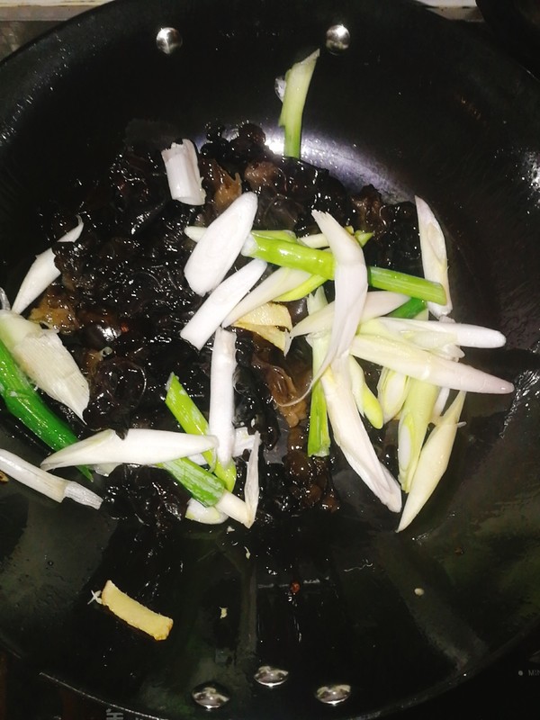 葱香木耳鸡蛋的做法-家常味炒菜谱