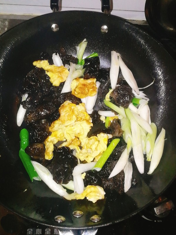 葱香木耳鸡蛋的做法-家常味炒菜谱