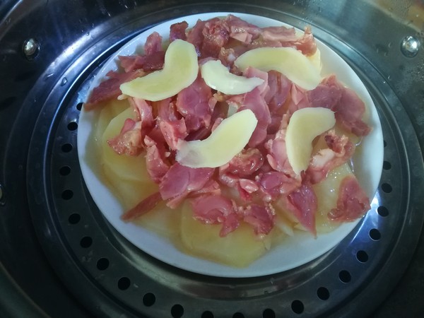腊鸡腿蒸土豆的做法-咸鲜味蒸菜谱