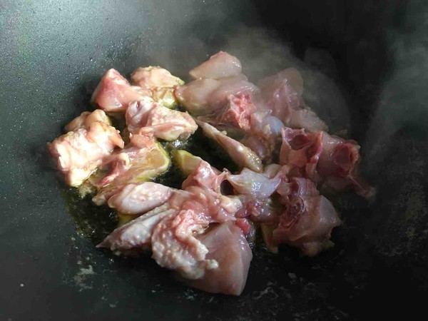 土豆仿蘑菇南瓜焖鸡块的做法-家常味煮菜谱