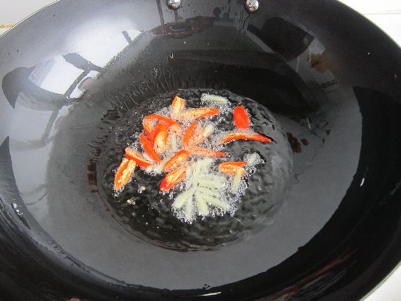 酸菜炒肉皮的做法-酸辣味炒菜谱