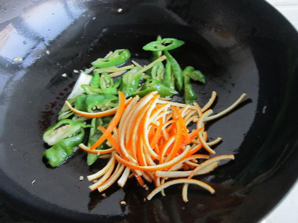 橙子皮炒肉丝的做法-家常味炒菜谱