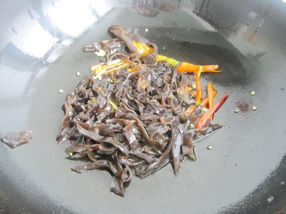 金针菇黑木耳炒肉丝的做法-咸鲜味炒菜谱