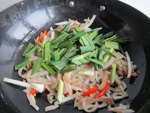 酸菜炒肉皮的做法-酸辣味炒菜谱