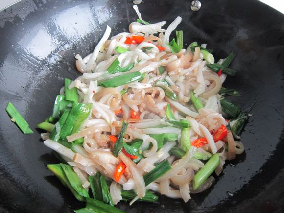 酸菜炒肉皮的做法-酸辣味炒菜谱