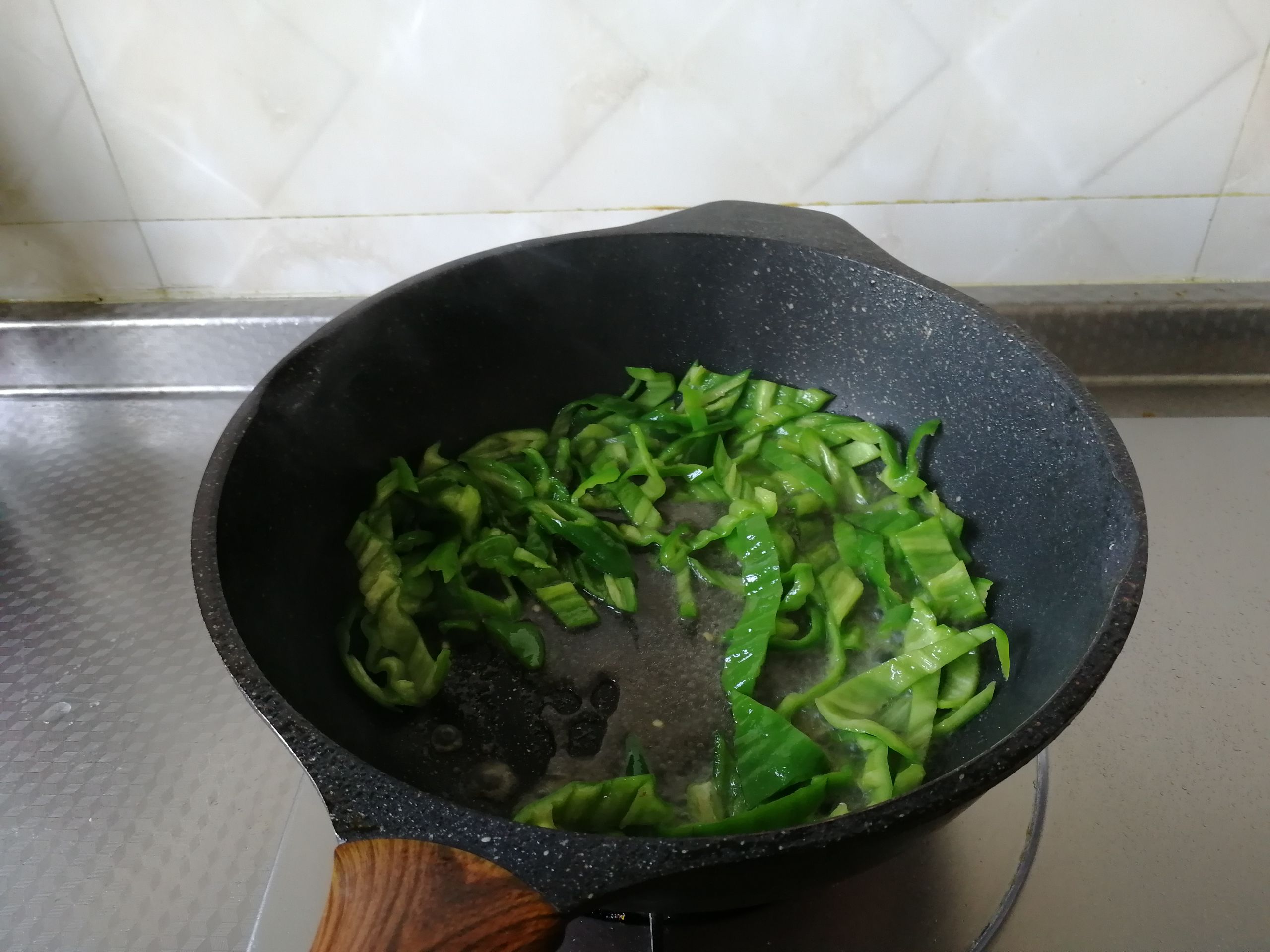 青椒炒肉丝的做法-咸鲜味炒菜谱