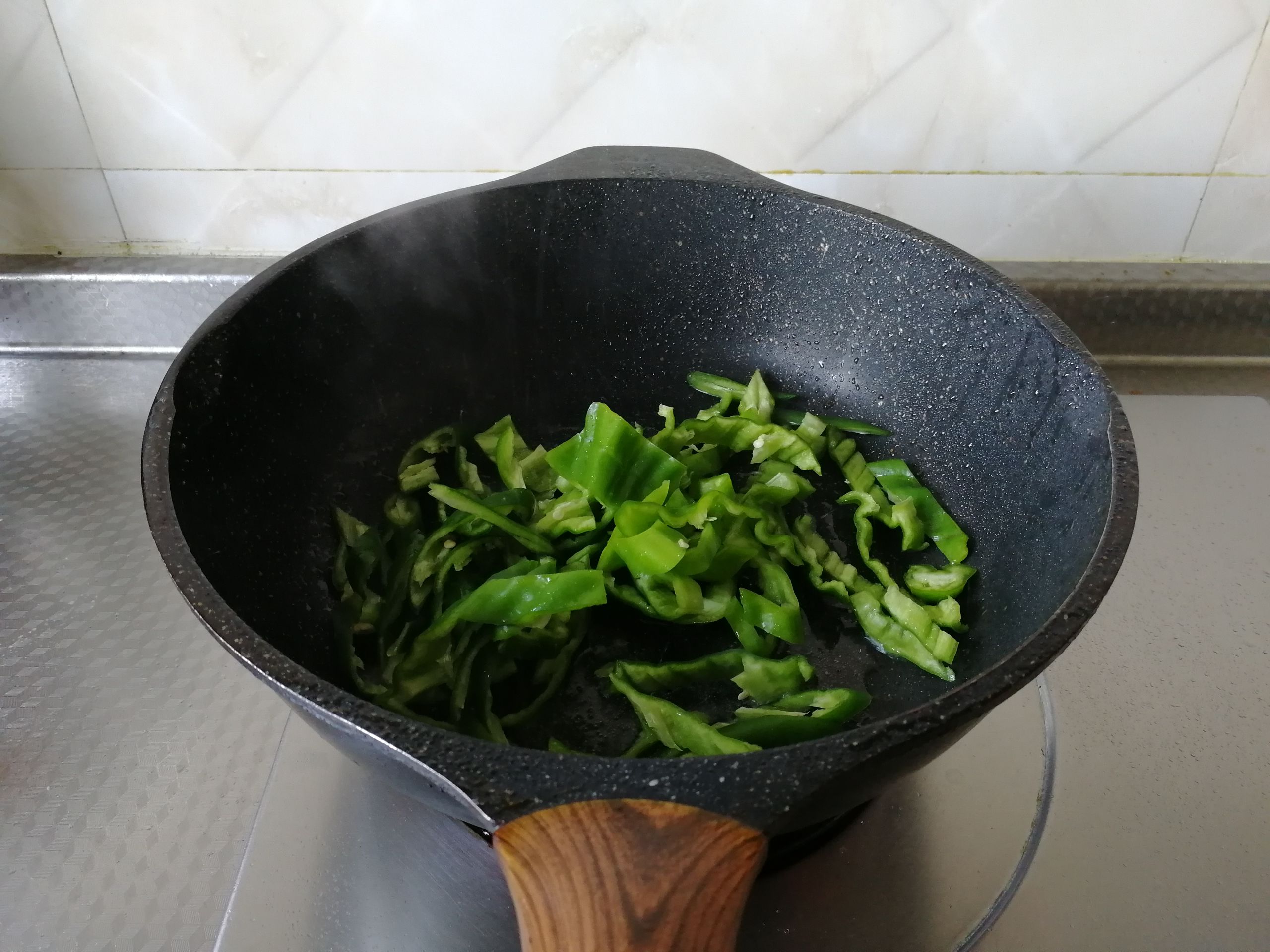 青椒炒肉丝的做法-咸鲜味炒菜谱