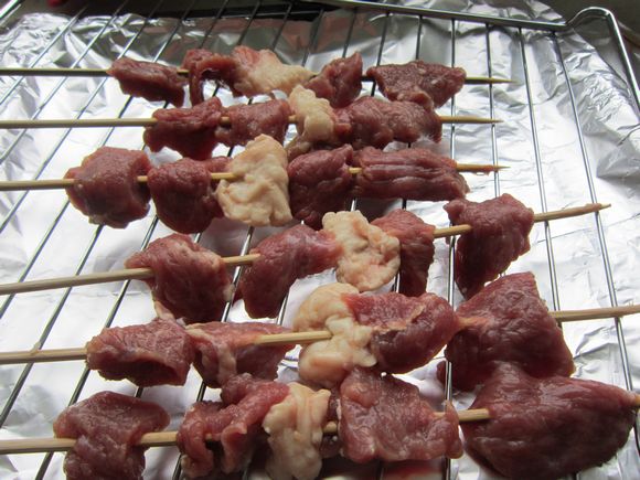 烤羊肉串的做法-香辣味烤菜谱-易网健康养生网 烤羊肉串的做法-香辣味烤菜谱