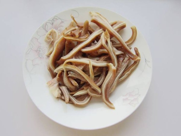 毛芹菜炒卤猪耳朵的做法-家常味炒菜谱