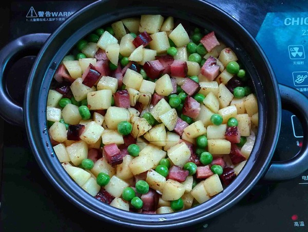 腊肉土豆焖饭的做法-家常味焖菜谱