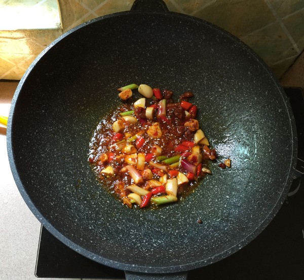 肥肠煮黑鱼的做法-香辣味煮菜谱-易网健康养生网 肥肠煮黑鱼的做法-香辣味煮菜谱