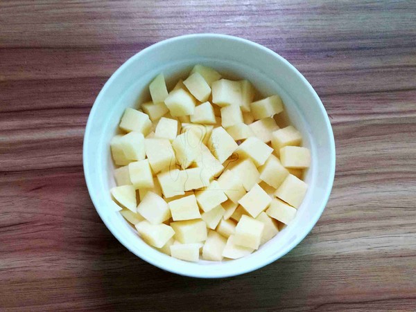 腊肉土豆焖饭的做法-家常味焖菜谱