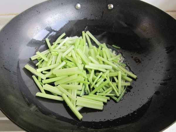 毛芹菜炒卤猪耳朵的做法-家常味炒菜谱