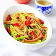 毛芹菜炒卤猪耳朵的做法-家常味炒菜谱