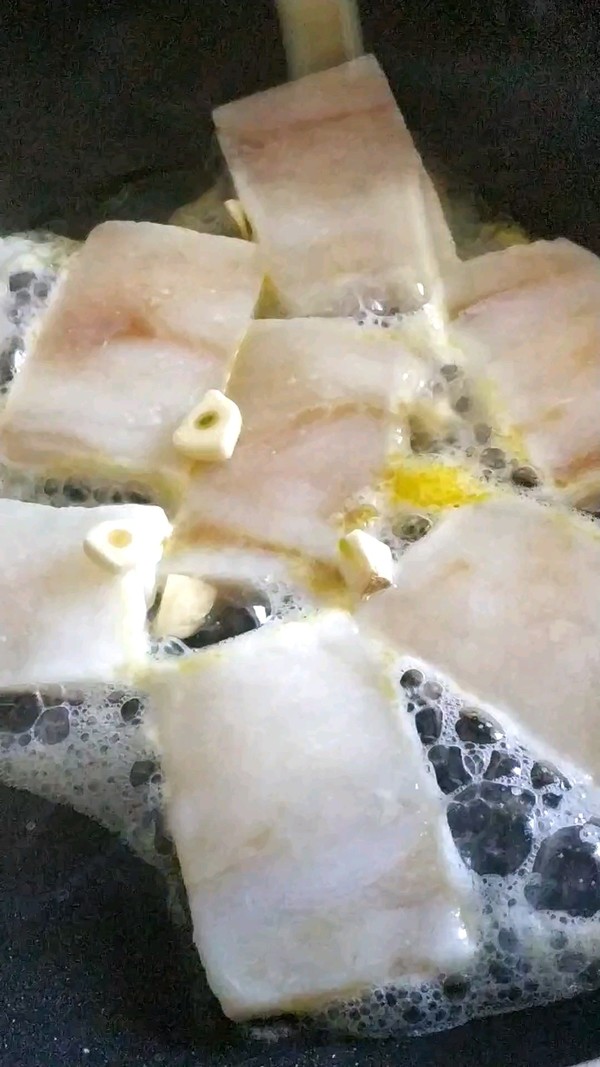 煎明太鱼块的做法-咸鲜味煎菜谱
