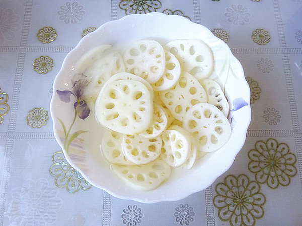 凉拌藕片的做法-咸鲜味拌菜谱-易网<a href=http://www.bryss.cn/ target=_blank class=infotextkey>健康养生</a>网 凉拌藕片的做法-咸鲜味拌菜谱