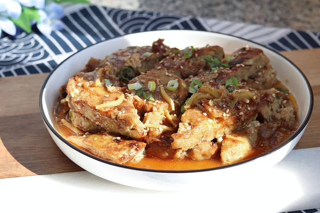 家常烩鱼饼的做法-家常味炒菜谱-易网健康养生网 家常烩鱼饼的做法-家常味炒菜谱