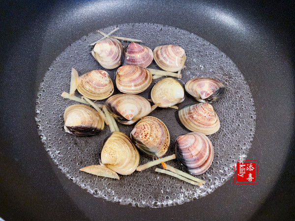 【添喜的厨房】蛤蜊蒸蛋的做法-咸鲜味蒸菜谱