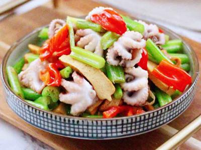 墨鱼香干芹菜小炒的做法-咸鲜味炒菜谱