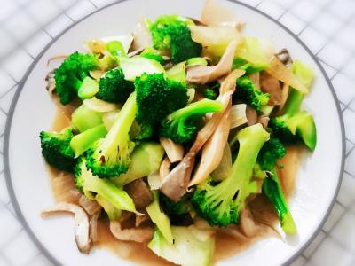 蘑菇炒西兰花的做法-家常味炒菜谱