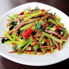 毛芹炒小青鱼的做法-家常味炒菜谱