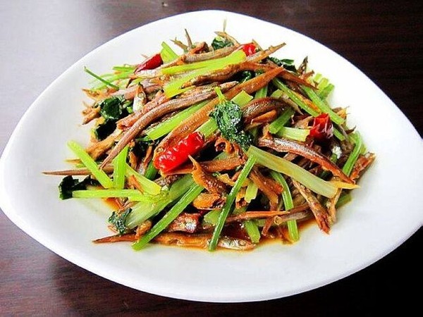 毛芹炒小青鱼的做法-家常味炒菜谱-易网健康养生网 毛芹炒小青鱼的做法-家常味炒菜谱