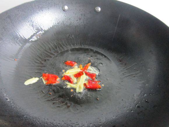 毛芹炒小青鱼的做法-家常味炒菜谱