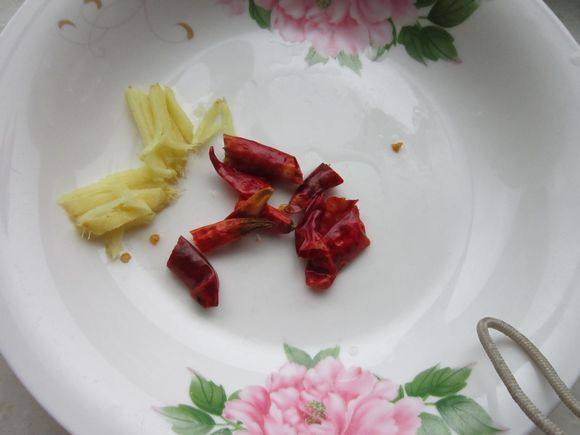 毛芹炒小青鱼的做法-家常味炒菜谱