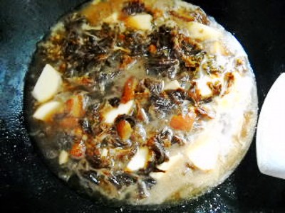 梅菜芋头红烧肉的做法-咸鲜味烧菜谱-易网健康养生网 梅菜芋头红烧肉的做法-咸鲜味烧菜谱