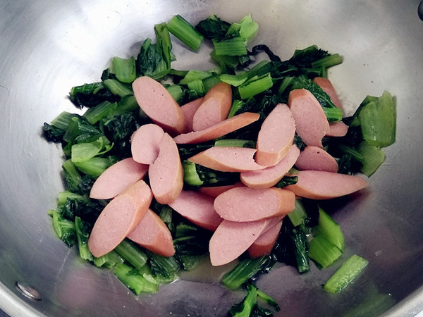 碧绿小白菜炒肉肠的做法-咸鲜味炒菜谱