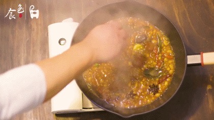 黄豆烧猪尾!超级好吃的家常菜,学会了这道菜,谁还去吃红烧肉和大猪蹄子啊?的做法-咸鲜味烧菜谱-易网健康养生网 黄豆烧猪尾!超级好吃的家常菜,学会了这道菜,谁还去吃红烧肉和大猪蹄子啊?的做法-咸鲜味烧菜谱
