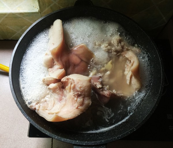 香卤猪耳的做法-酱香味卤菜谱-易网健康养生网 香卤猪耳的做法-酱香味卤菜谱