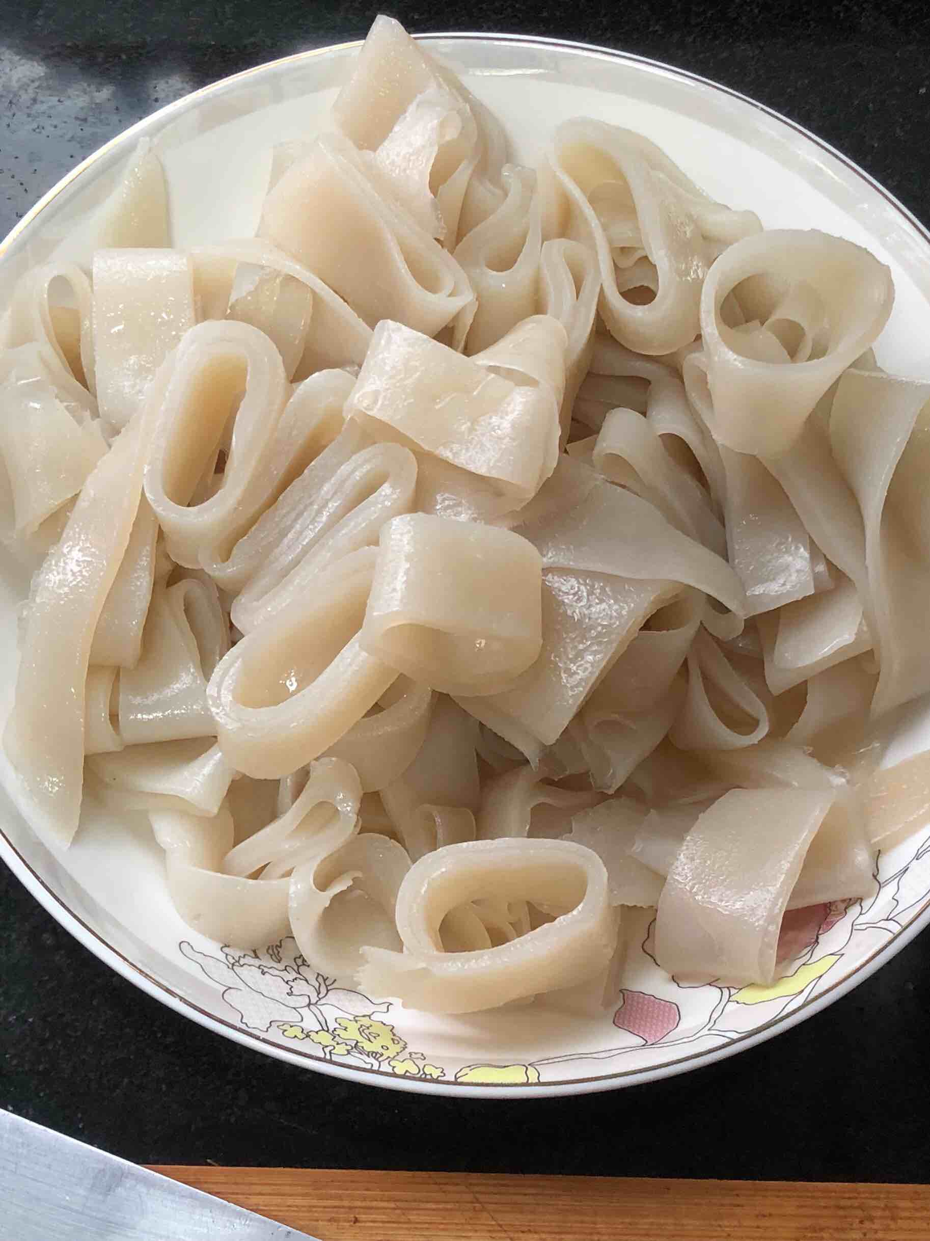 简单易做滴凉皮的做法-酸辣味蒸菜谱-易网健康养生网 简单易做滴凉皮的做法-酸辣味蒸菜谱