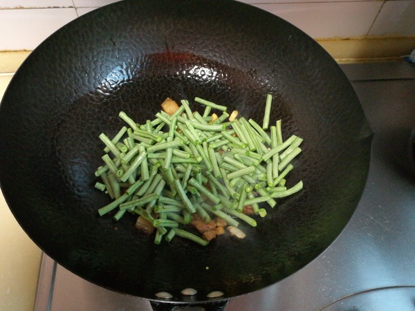 回锅肉炒长豆角的做法-家常味炒菜谱-易网健康养生网 回锅肉炒长豆角的做法-家常味炒菜谱