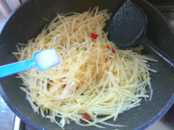 酸辣土豆丝的做法-家常味炒菜谱