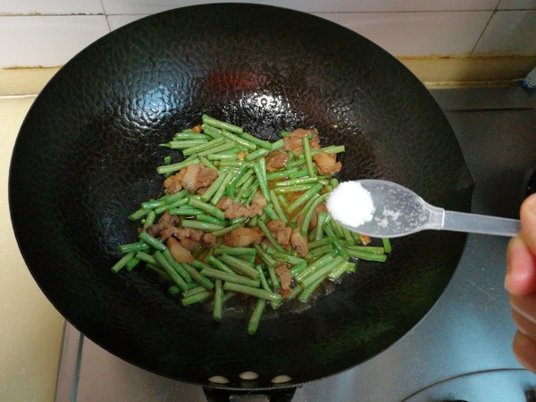 回锅肉炒长豆角的做法-家常味炒菜谱-易网健康养生网 回锅肉炒长豆角的做法-家常味炒菜谱