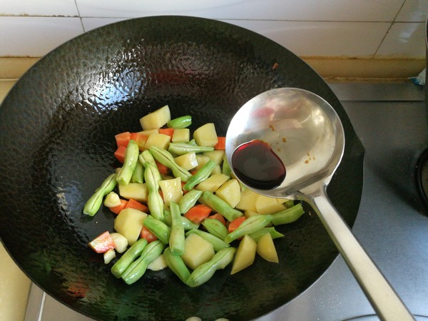 土豆豆角炖鸡翅的做法-家常味炖菜谱