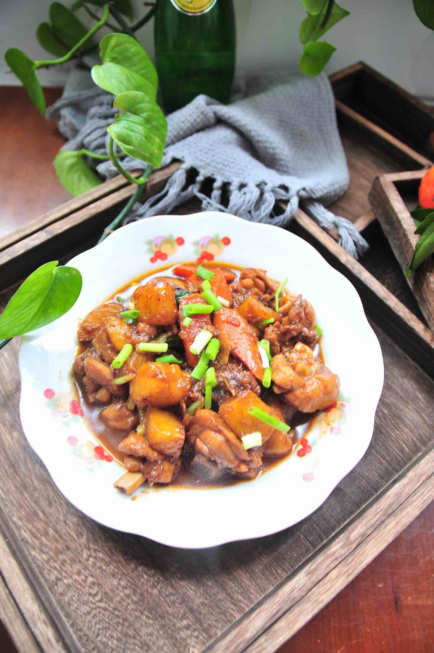 土豆烧鸡腿的做法-家常味烧菜谱-易网健康养生网 土豆烧鸡腿的做法-家常味烧菜谱