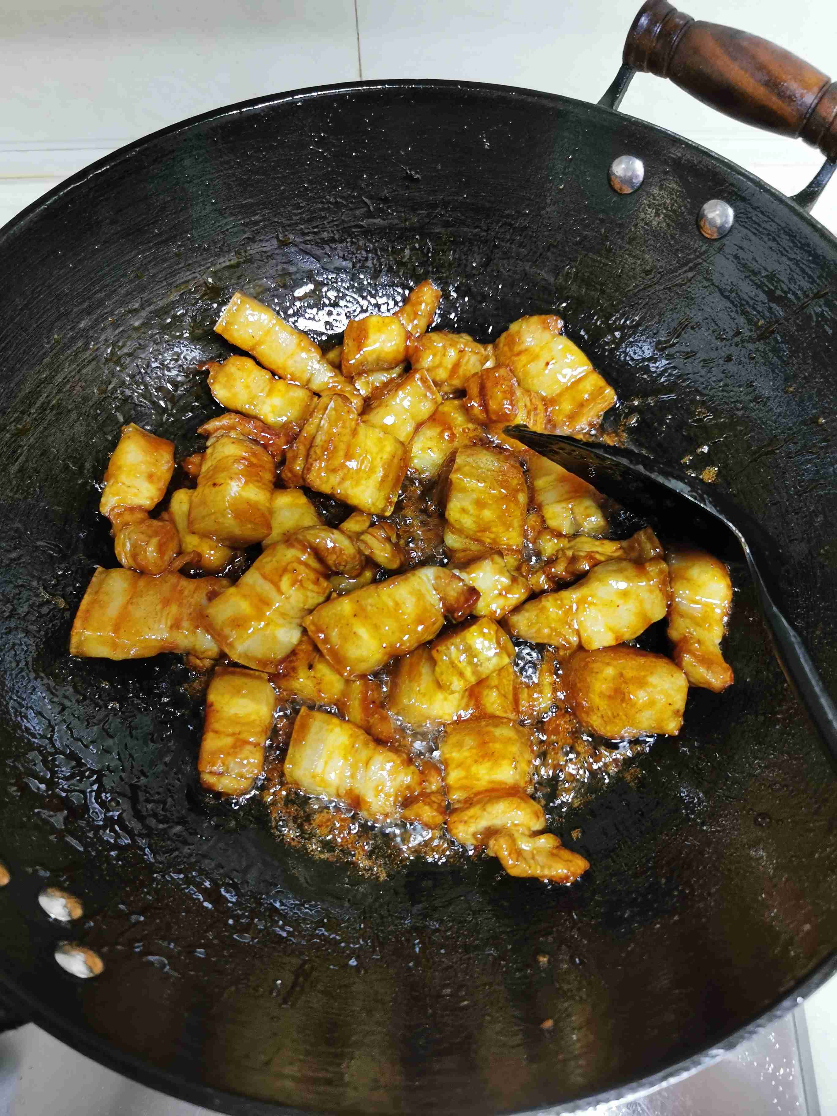土豆红烧肉的做法-甜味炖菜谱