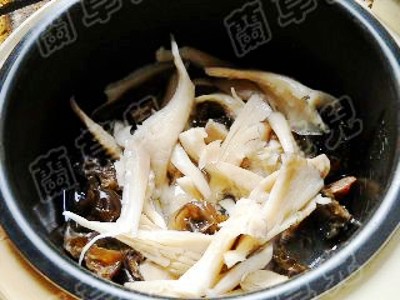 菇耳冻豆腐的做法-咸鲜味炖菜谱