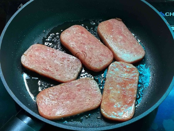 酸青瓜午餐肉卷饼的做法-家常味煎菜谱