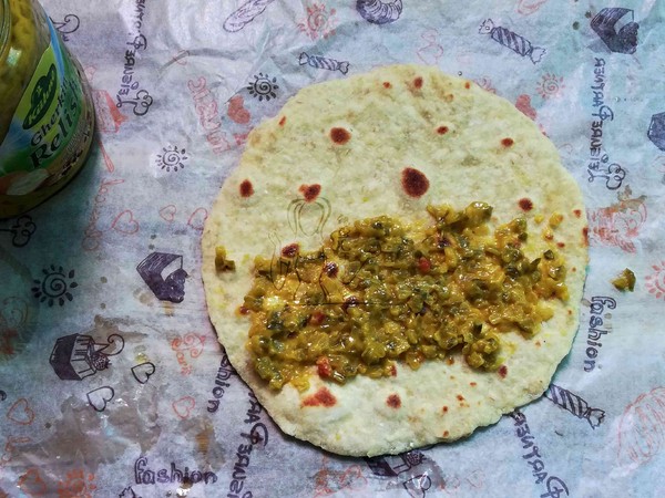 酸青瓜午餐肉卷饼的做法-家常味煎菜谱