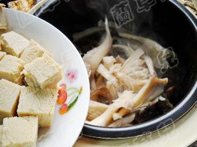 菇耳冻豆腐的做法-咸鲜味炖菜谱