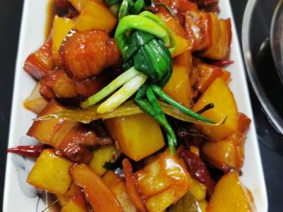 土豆红烧肉的做法-甜味炖菜谱